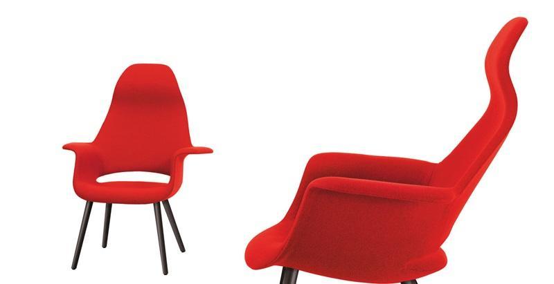 czerwone plastikowe krzesła